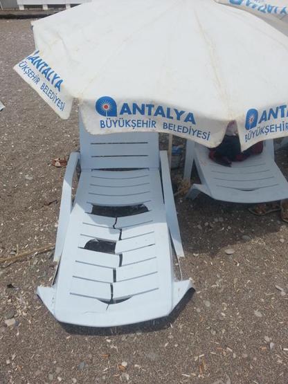 Konyaaltı sahiline bakımsızlık ve pislik tepkisi