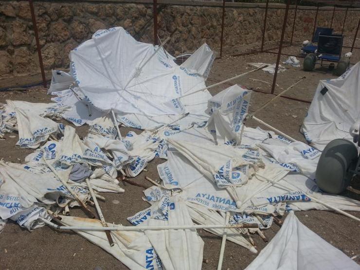 Konyaaltı sahiline bakımsızlık ve pislik tepkisi