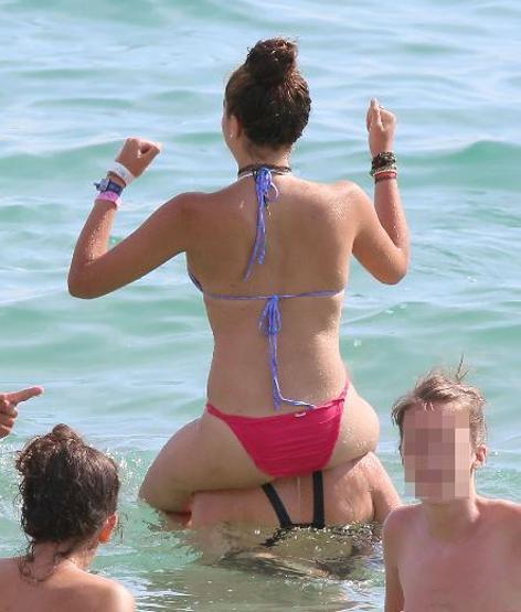 Annesini geride bıraktı