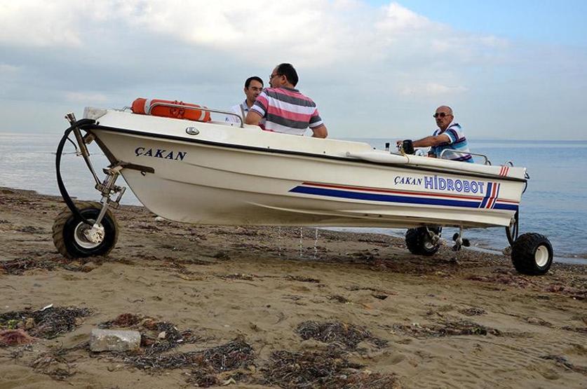 Hidrolik ustasından karada ve denizde gidebilen tekne sistemi