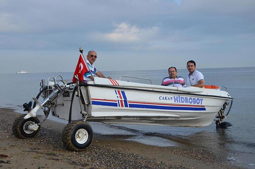 Hidrolik ustasından karada ve denizde gidebilen tekne sistemi