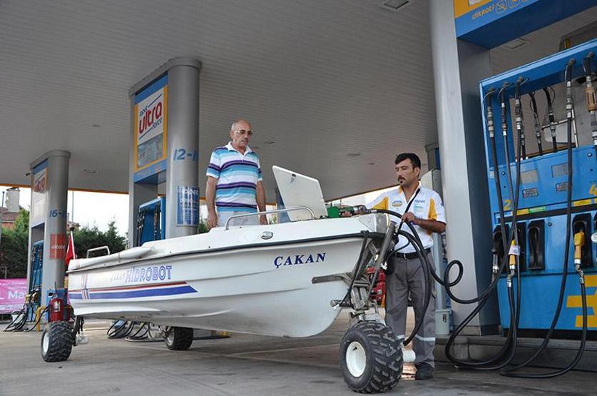 Hidrolik ustasından karada ve denizde gidebilen tekne sistemi