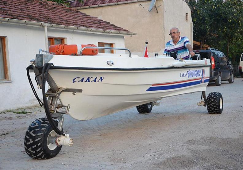 Hidrolik ustasından karada ve denizde gidebilen tekne sistemi