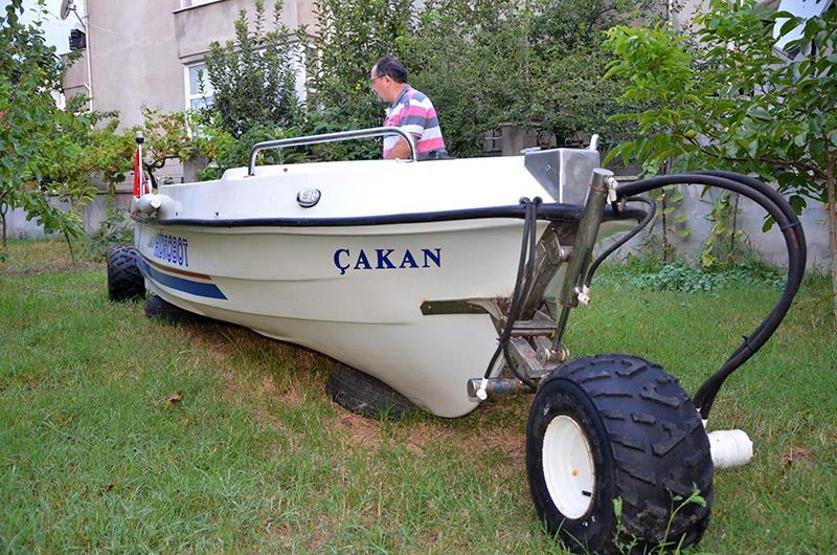 Hidrolik ustasından karada ve denizde gidebilen tekne sistemi
