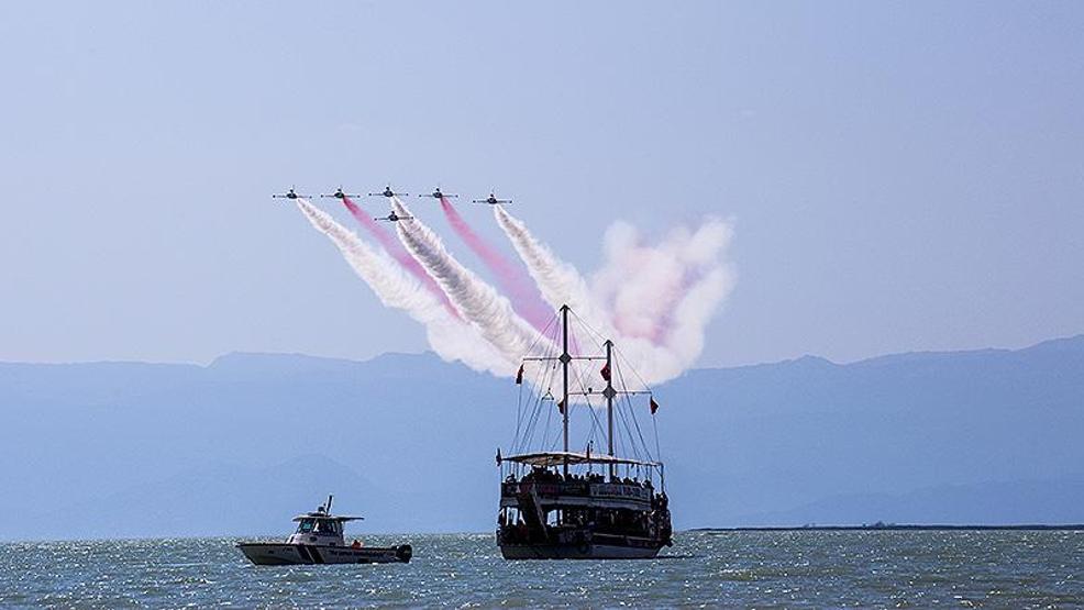 Türk Yıldızlarından gökyüzünde muhteşem akrobasi şovu