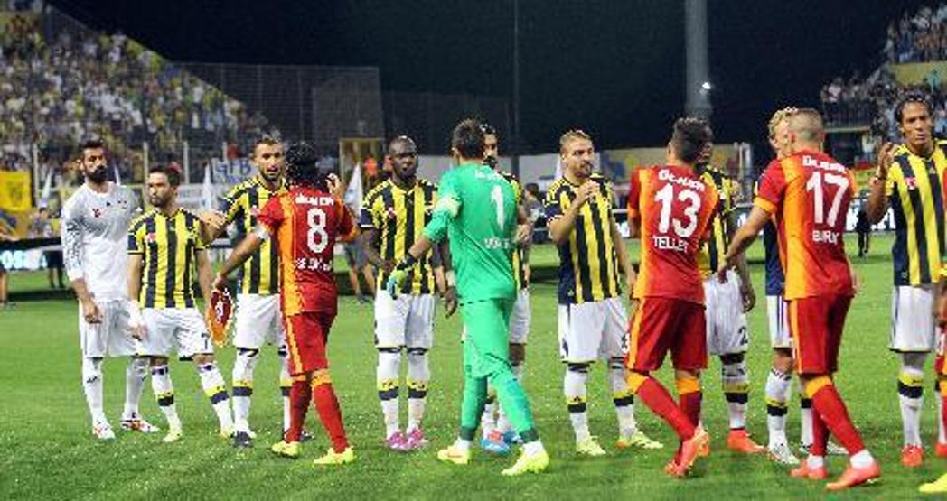 Fenerbahçe - Galatasaray maçından çarpıcı kareler