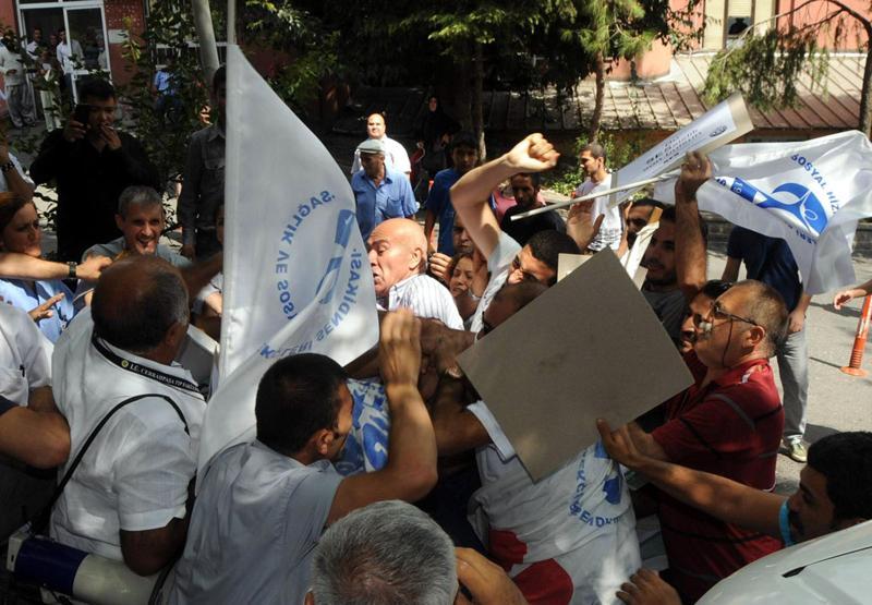 Hastane önündeki sağlıkçı eyleminde kavga