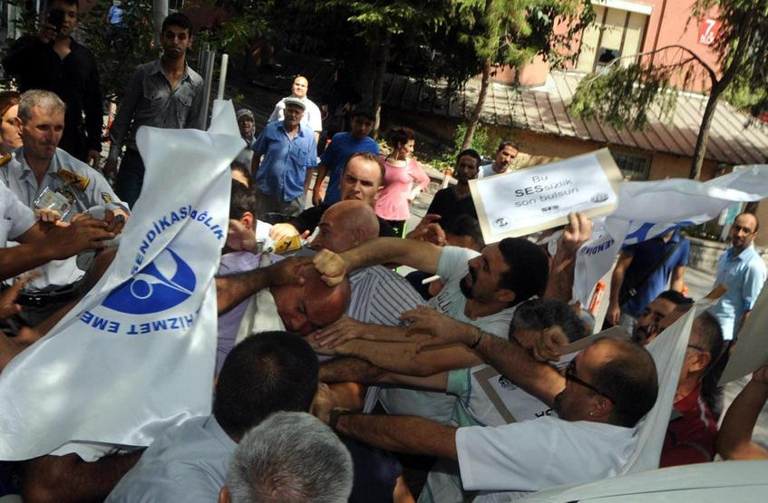 Hastane önündeki sağlıkçı eyleminde kavga