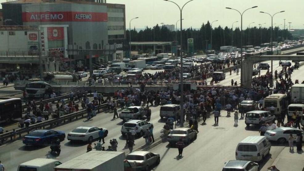 Avcılarda üst geçit çöktü