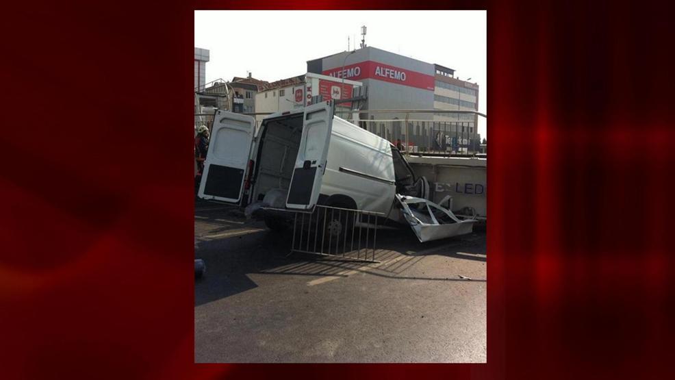 Avcılarda üst geçit çöktü