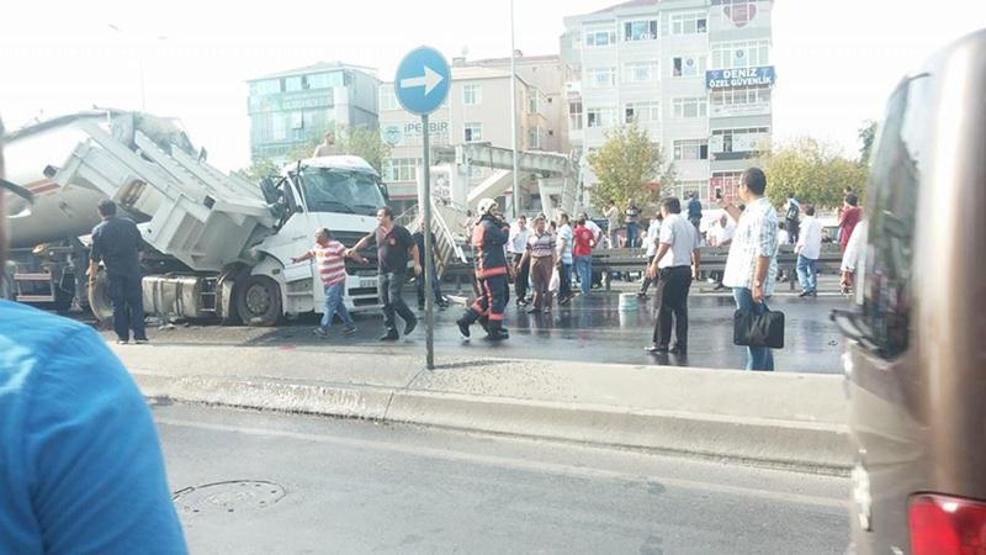 Avcılarda üst geçit çöktü