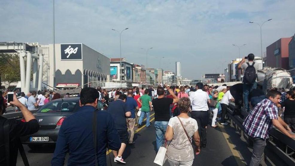 Avcılarda üst geçit çöktü