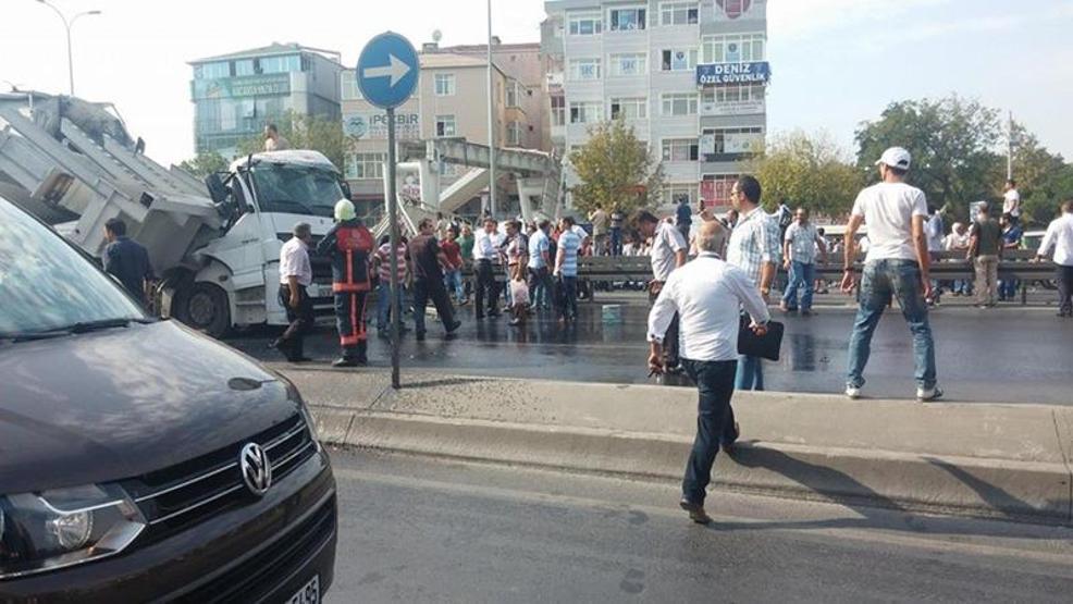 Avcılarda üst geçit çöktü