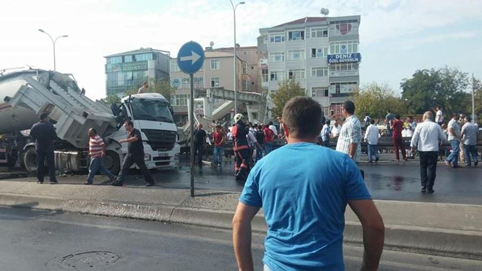Avcılarda üst geçit çöktü