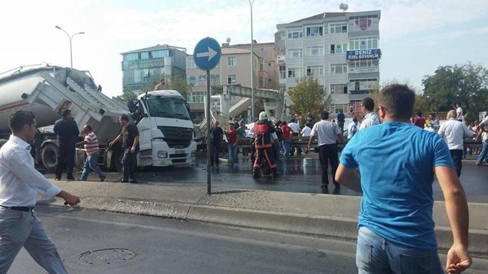 Avcılarda üst geçit çöktü