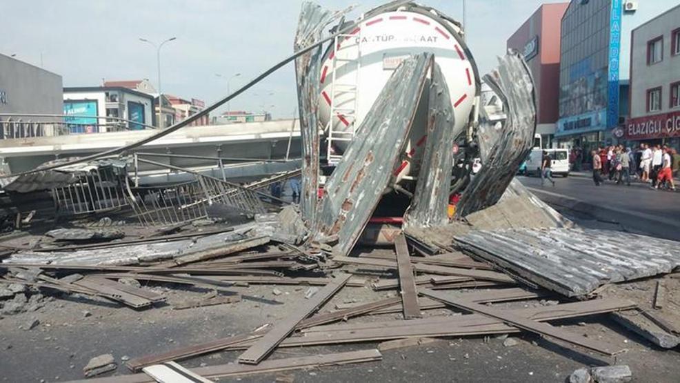 Avcılarda üst geçit çöktü