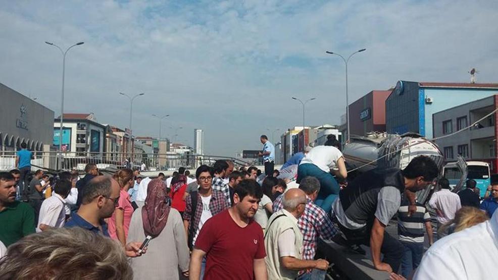 Avcılarda üst geçit çöktü