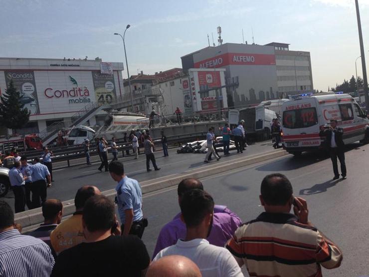 Avcılarda üst geçit çöktü