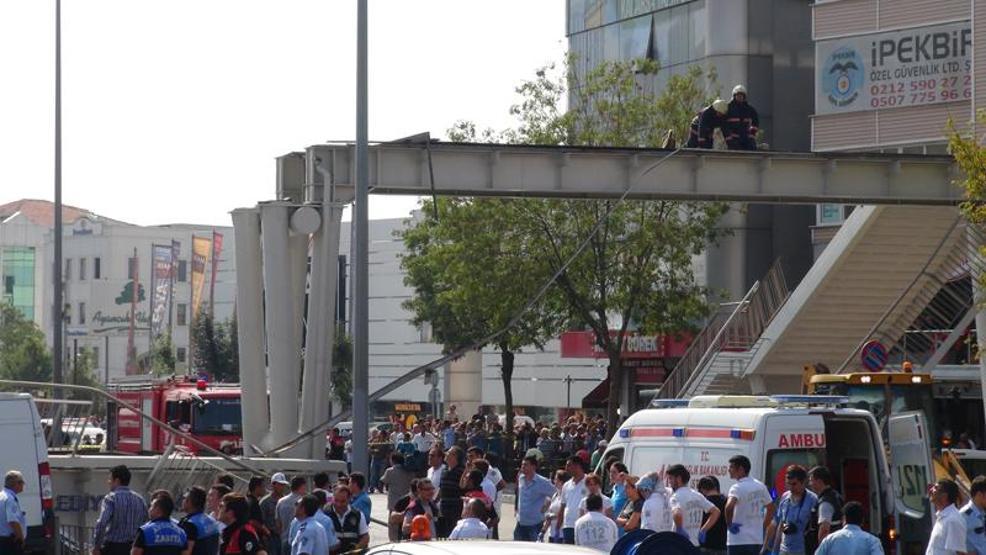 Avcılarda üst geçit çöktü