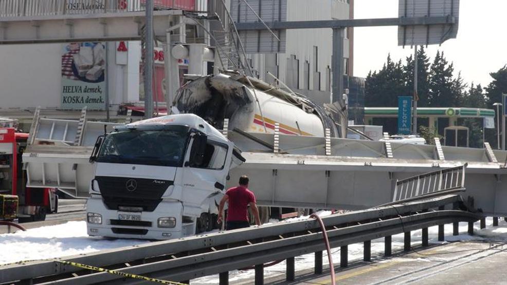 Avcılarda üst geçit çöktü