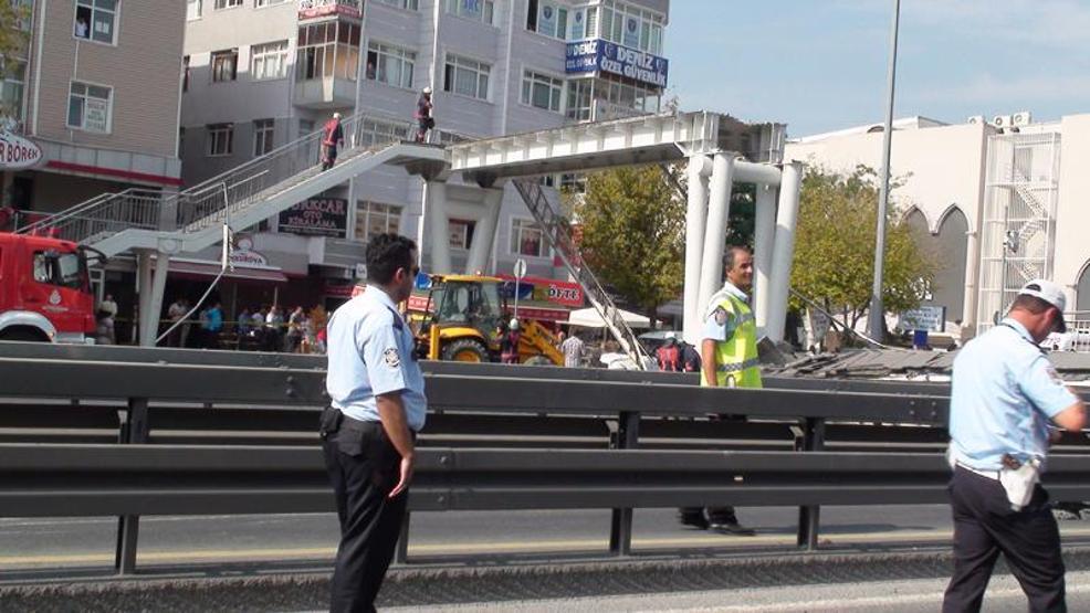 Avcılarda üst geçit çöktü