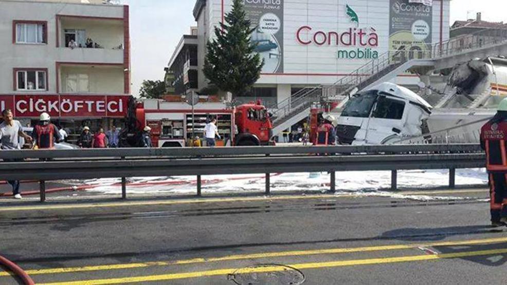 Avcılarda üst geçit çöktü