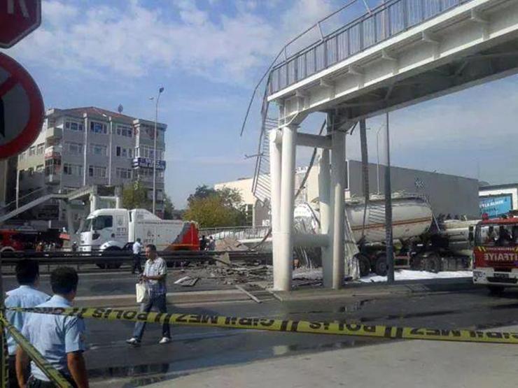 Avcılarda üst geçit çöktü