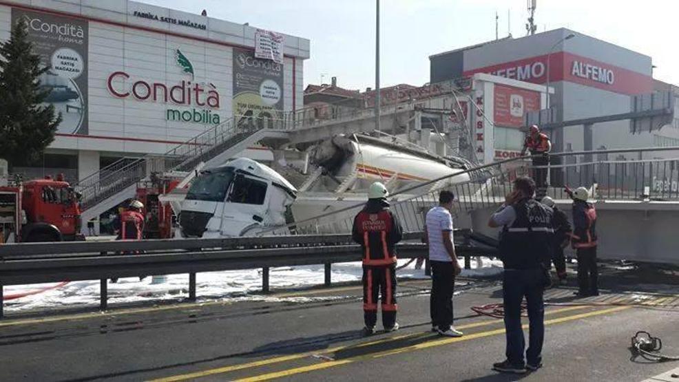 Avcılarda üst geçit çöktü