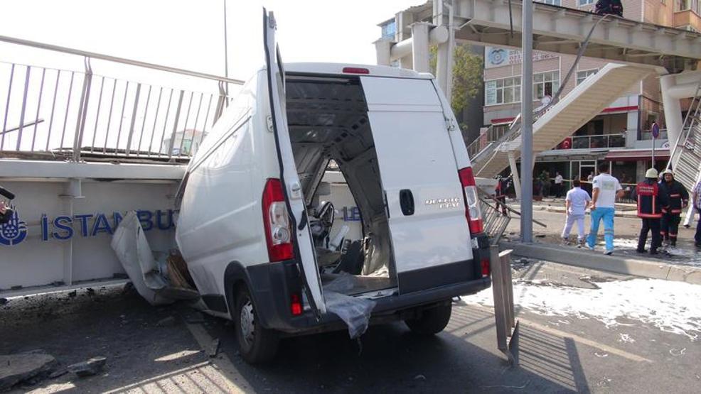 Avcılarda üst geçit çöktü