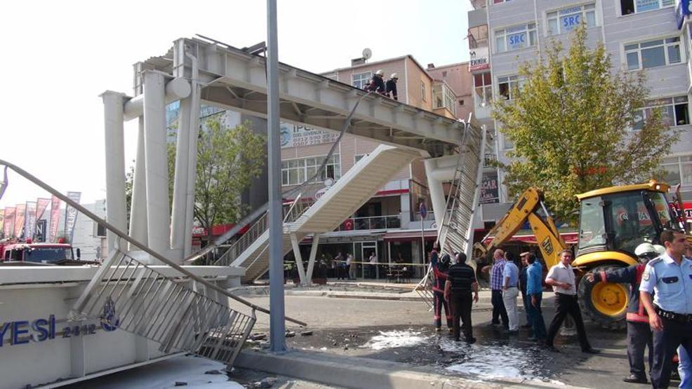 Avcılarda üst geçit çöktü
