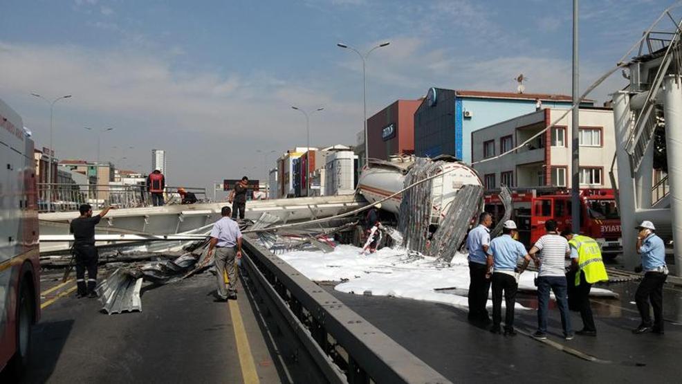 Avcılarda üst geçit çöktü