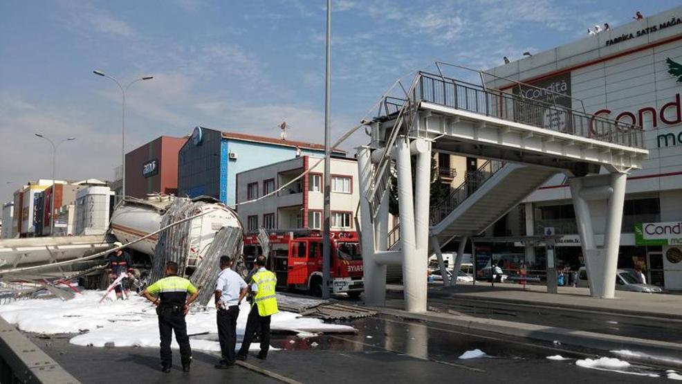 Avcılarda üst geçit çöktü