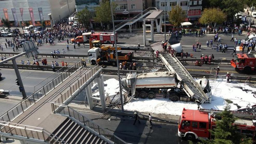 Avcılarda üst geçit çöktü