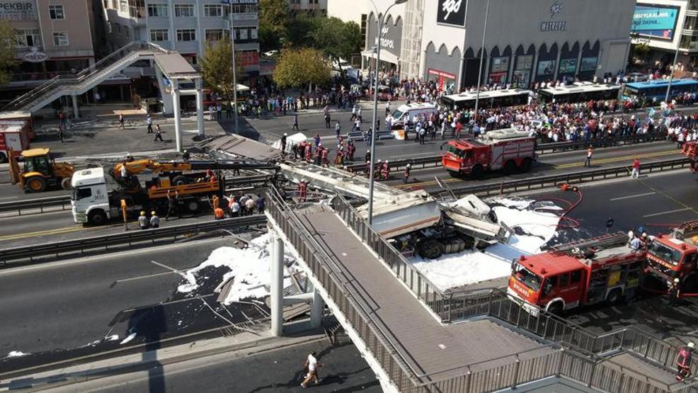 Avcılarda üst geçit çöktü