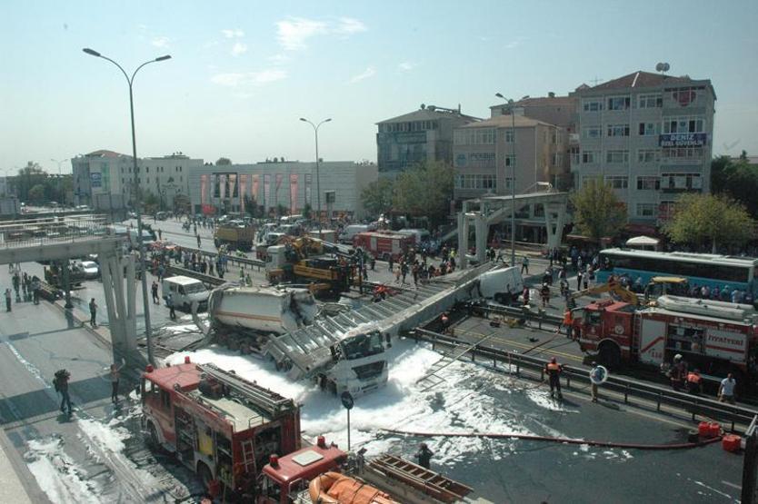 Avcılarda üst geçit çöktü