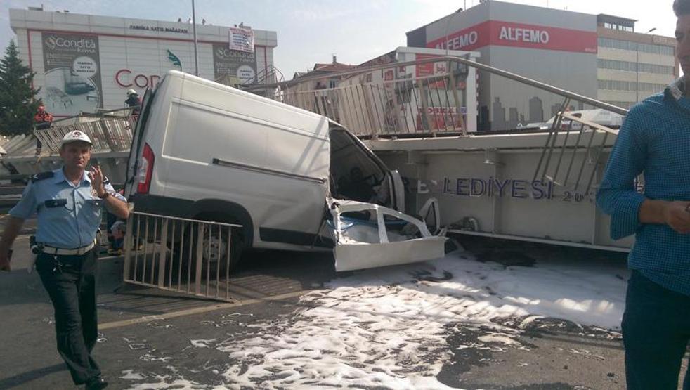 Avcılarda üst geçit çöktü