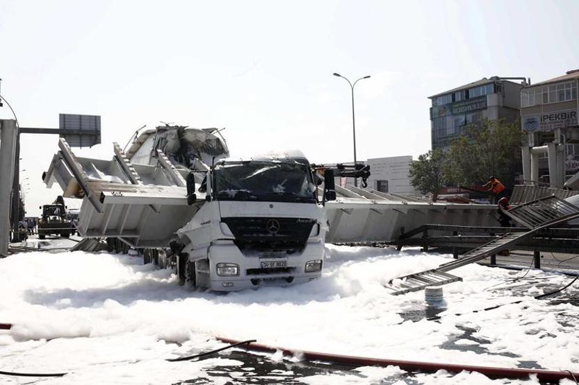 Avcılarda üst geçit çöktü