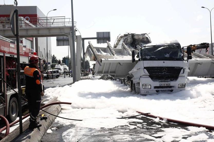 Avcılarda üst geçit çöktü
