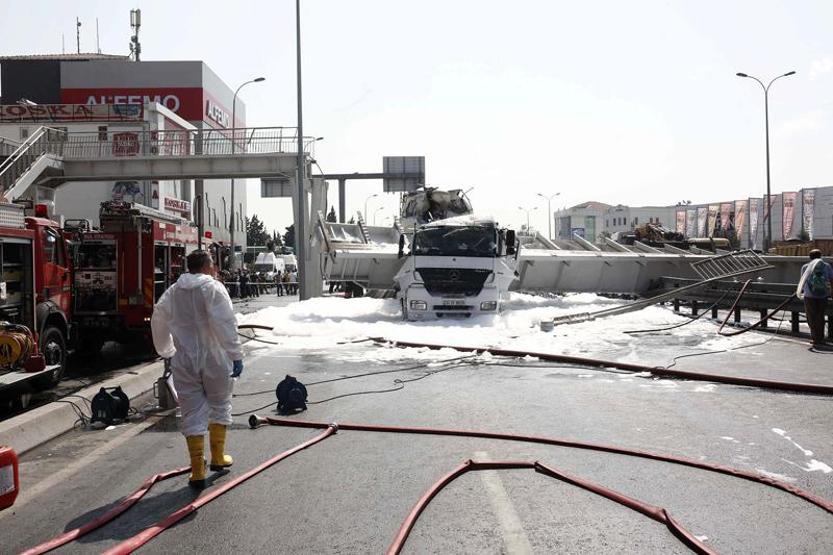 Avcılarda üst geçit çöktü