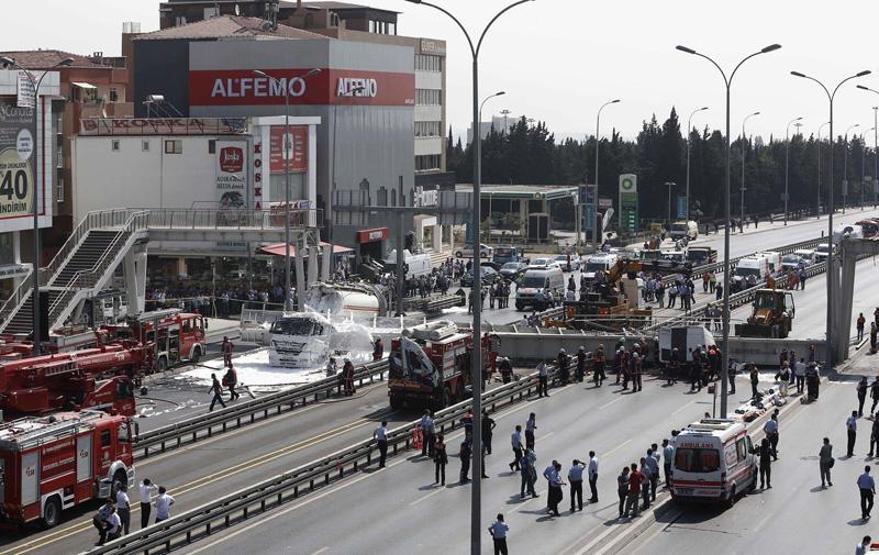 Avcılarda üst geçit çöktü