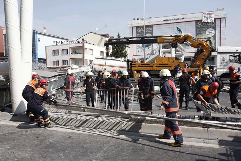 Avcılarda üst geçit çöktü