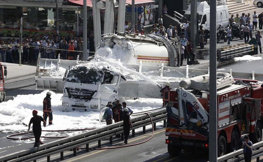 Avcılarda üst geçit çöktü