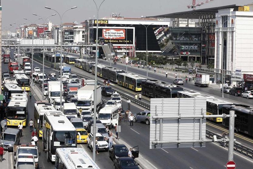 Avcılarda üst geçit çöktü