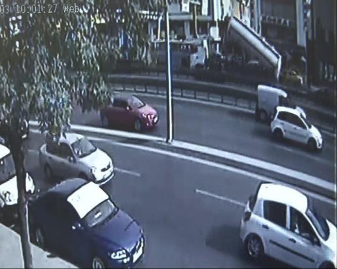 Avcılarda üst geçit çöktü
