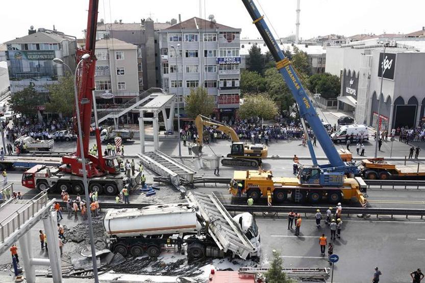 Avcılarda üst geçit çöktü