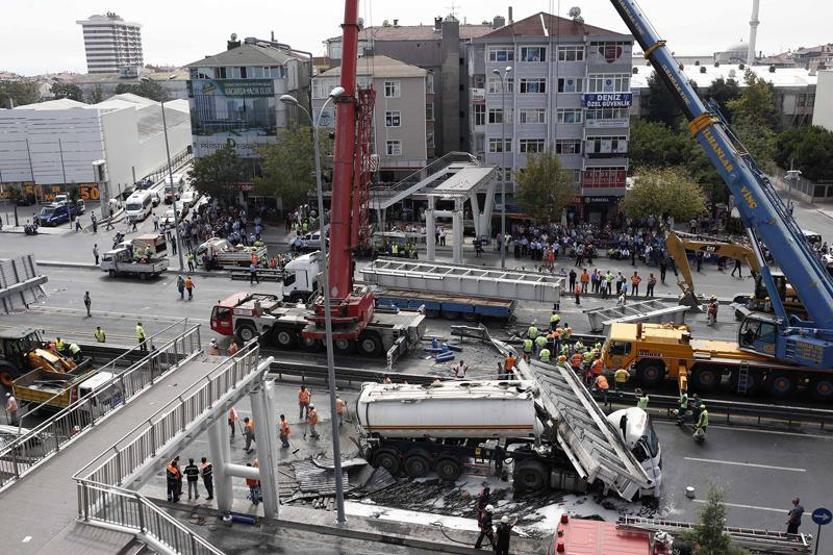 Avcılarda üst geçit çöktü