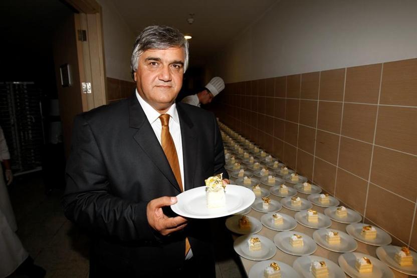 Düğünde misafirlere pasta üzerinde altın ikramı