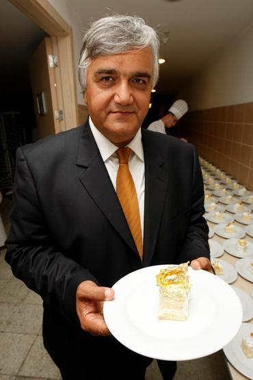 Düğünde misafirlere pasta üzerinde altın ikramı