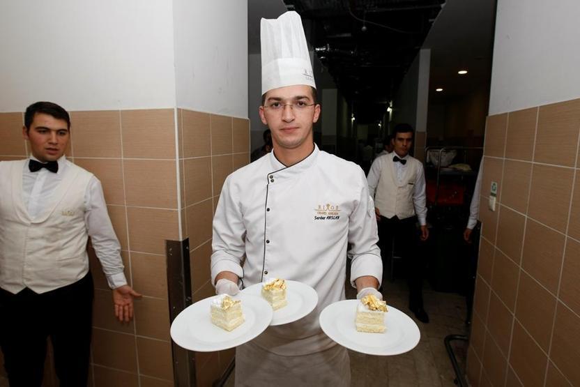 Düğünde misafirlere pasta üzerinde altın ikramı