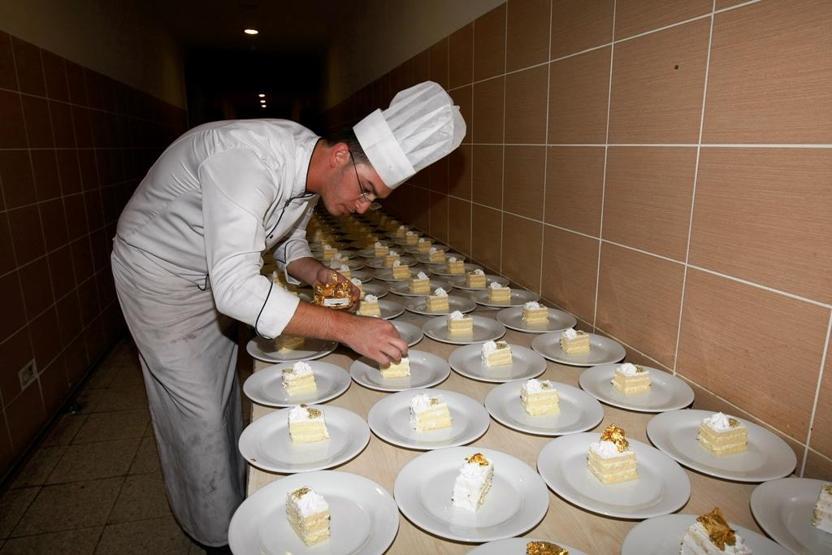 Düğünde misafirlere pasta üzerinde altın ikramı